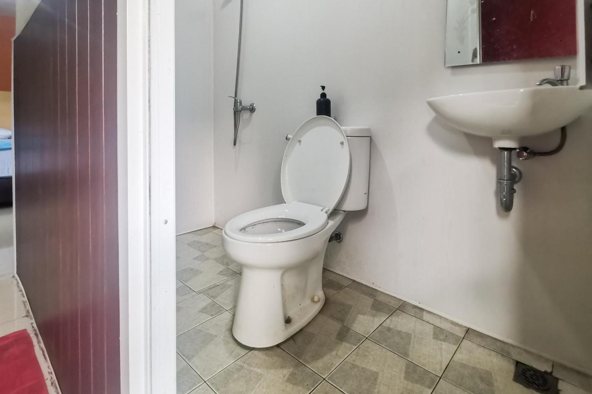 Hotel Container Inn Mitra Reddoorz Gadok Exteriér fotografie